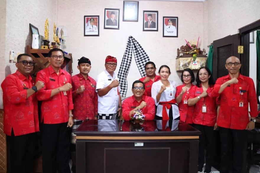 BUPATI NGANTOR DI DESA  (BUNGAN DESA) KE-61 DI DESA PEKEN BELAYU, KECAMATAN MARGA, KABUPATEN TABANAN