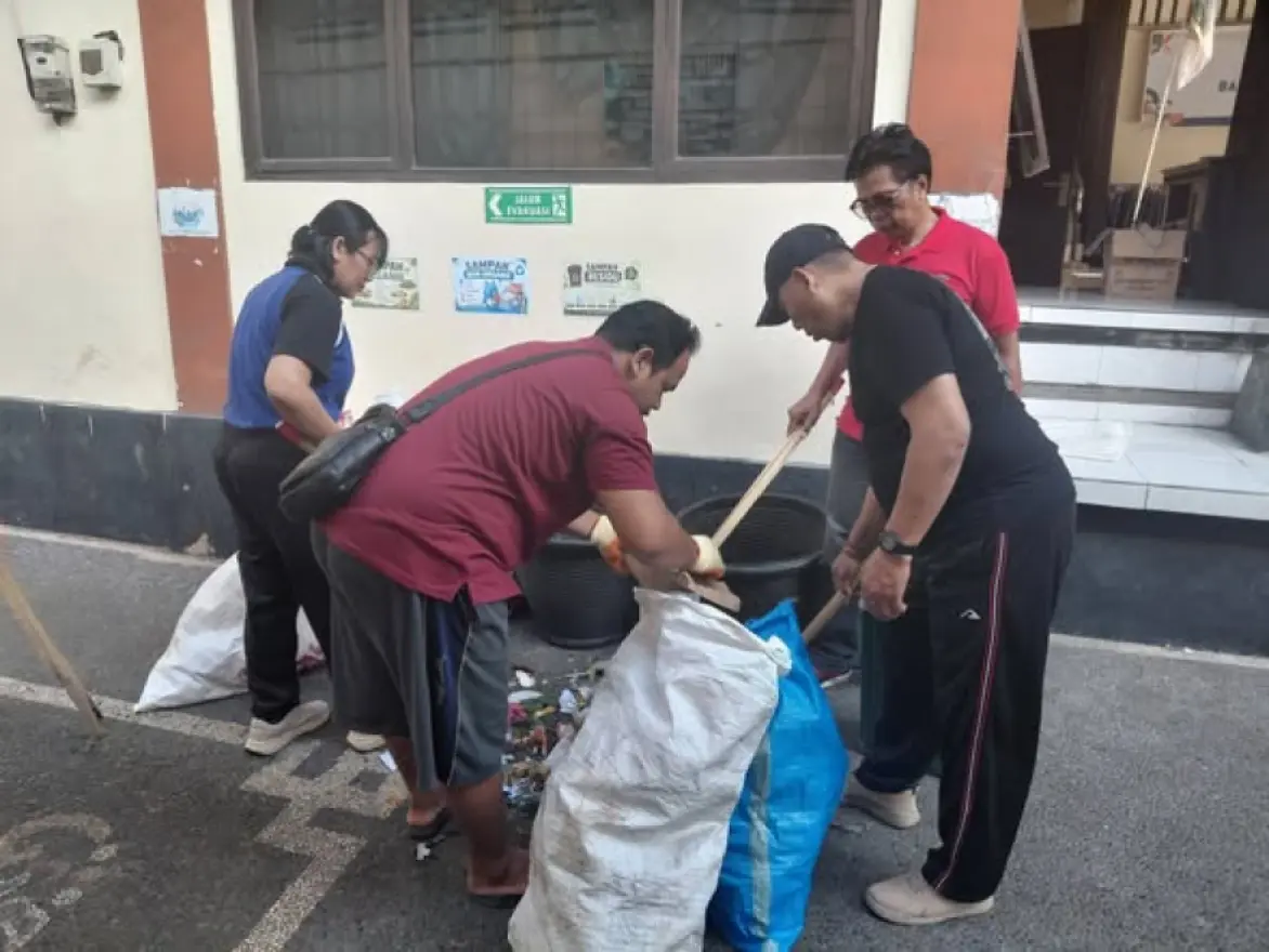 AKSI SERENTAK BERSIH SAMPAH PERANGKAT DESA PEKEN BELAYU DALAM RANGKA BULAN BUNG KARNO VIII