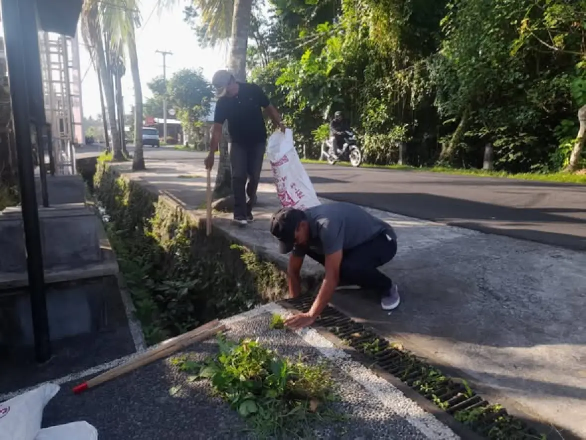KEGIATAN JUMAT BERSIH PERANGKAT DESA PEKEN BELAYU