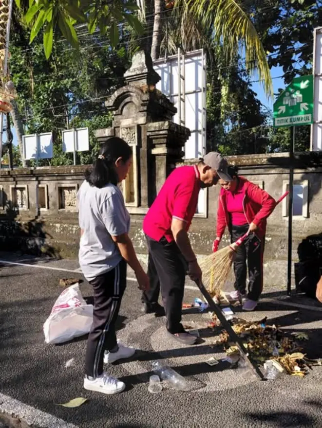 KEGIATAN JUMAT BERSIH PERANGKAT DESA PEKEN BELAYU