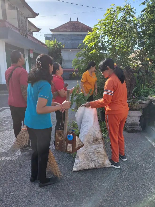 KEGIATAN JUMAT BERSIH PERANGKAT DESA PEKEN BELAYU