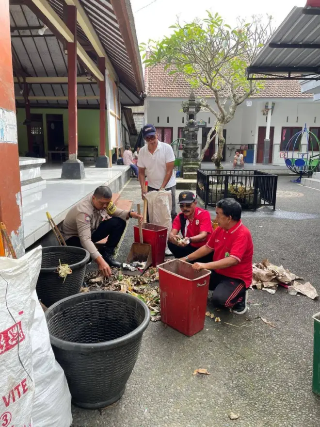 KEGIATAN BERSIHS-BERSIH OLEH STAF DESA PEKEN BELAYU