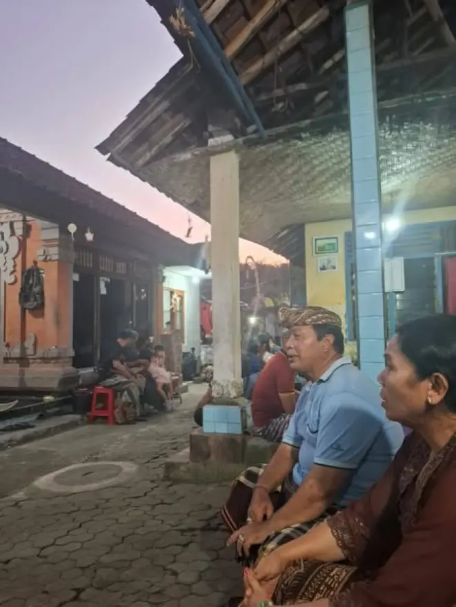 PERBEKEL DESA PEKEN BELAYU MELAYAT KE RUMAH DUKA DI BANJAR DINAS PEKEN