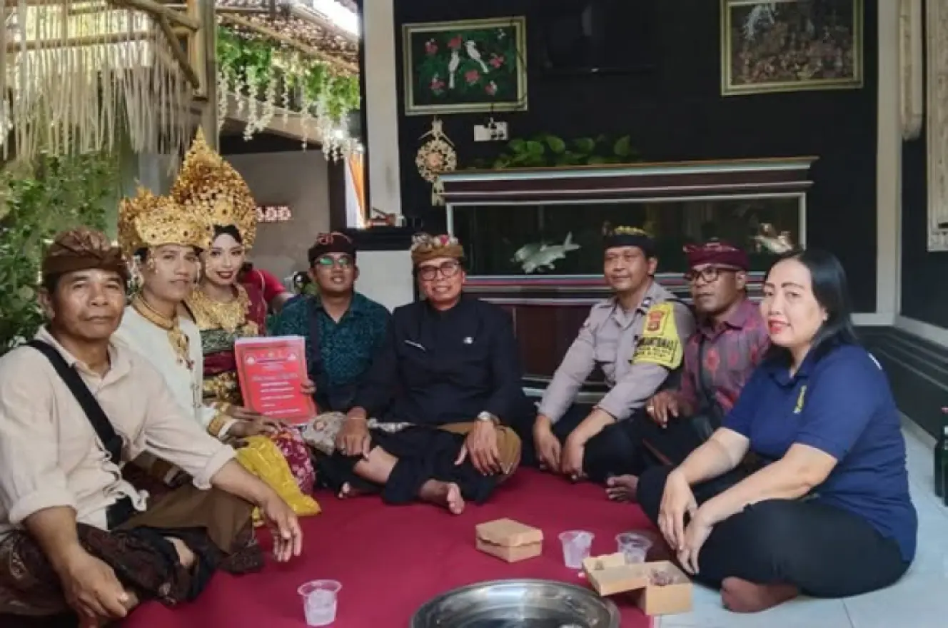 PENYERAHAN AKTA PERKAWINAN DAN SERTIFIKAT ELSIMIL PROGRAM SEMARA RATIH DI BANJAR DINAS GUNUNGSIKU