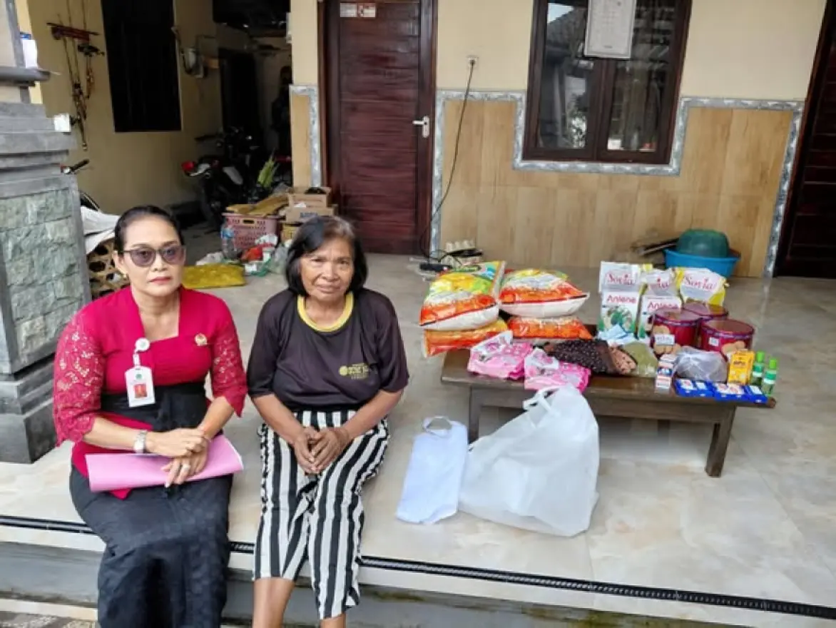 PENYERAHAN BANTUAN PAKET ATENSI REHABILITASI SOSIAL DARI KEMENTERIAN SOSIAL REPUBLIK INDONESIA DIREKTORAT JENDERAL REHABILITASI SOSIAL SENTRA " MAHATMIYA" BALI KEPADA 4 ORANG PENERIMA DI DESA PEKEN BE