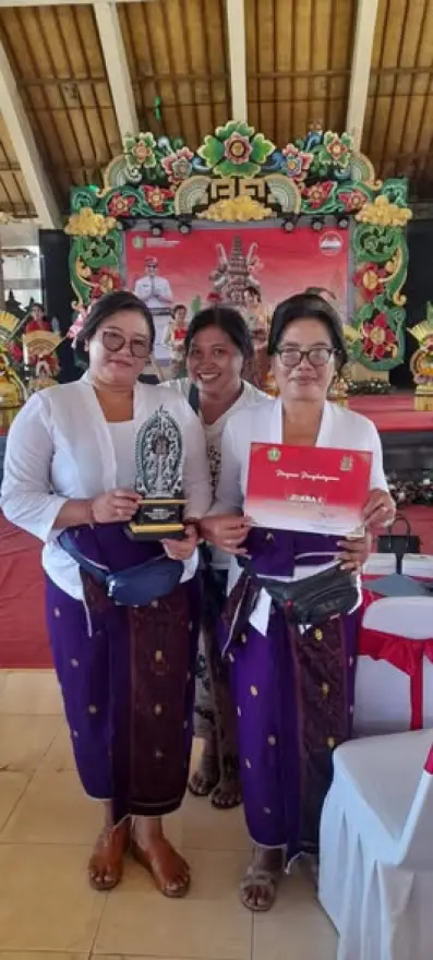 LOMBA MERANGKAI JANUR TINGKAT PKK SE-DESA ADAT SE-KECAMATAN MARGA