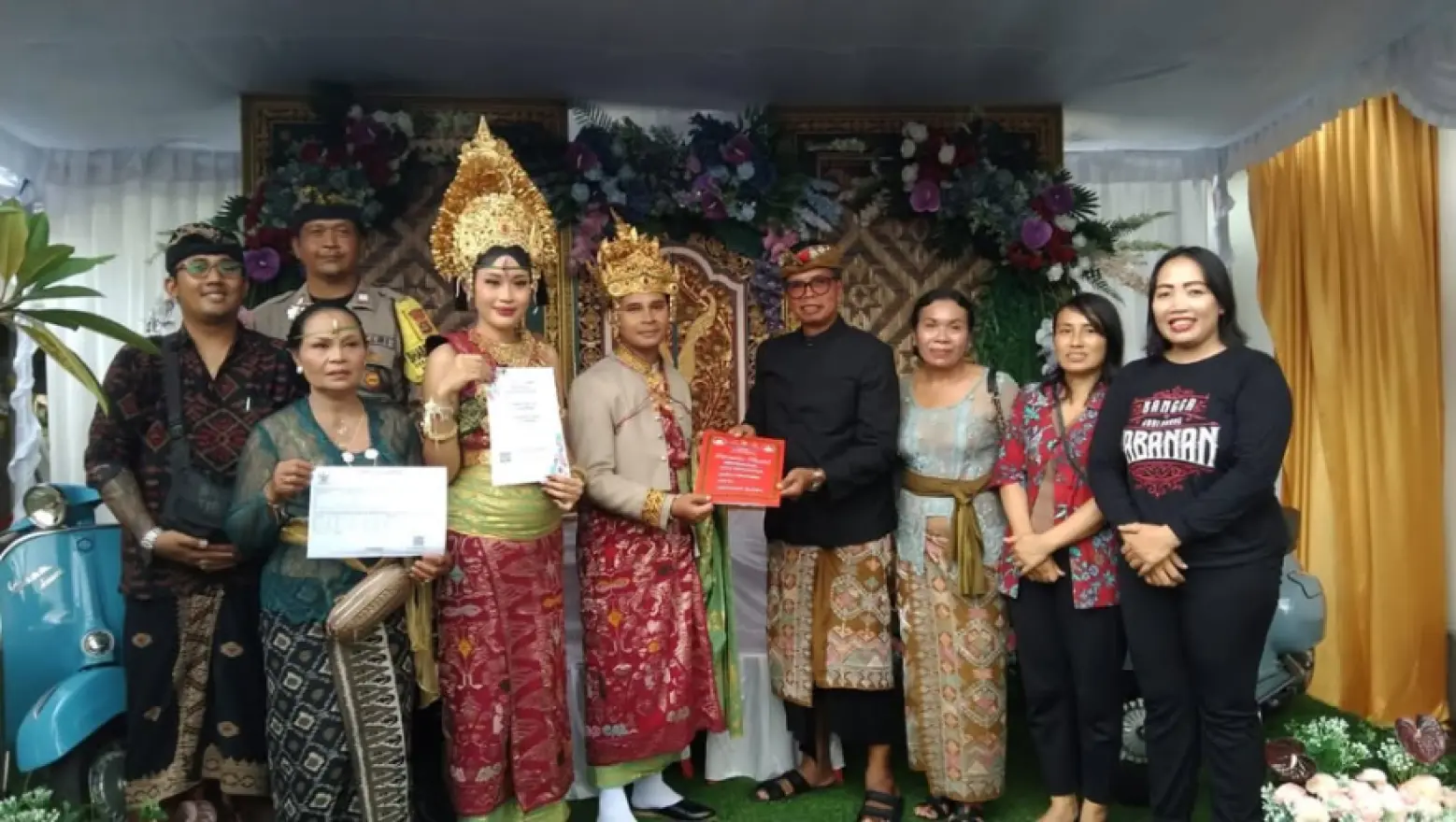 PERBEKEL PEKEN BELAYU SERAHKAN DOKUMEN PROGRAM SEMARA RATIH KEPADA MEMPELAI DI BANJAR DINAS GUNUNGSIKU